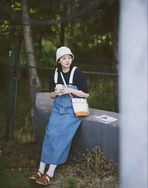 原创背带裙搭配什么上衣好看图片