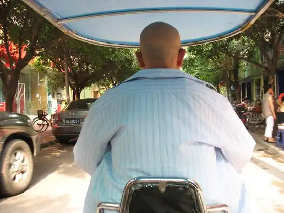 很多,他们肯定对周边地区很熟悉啦,于是跟一光头戴大号墨镜的老头打听