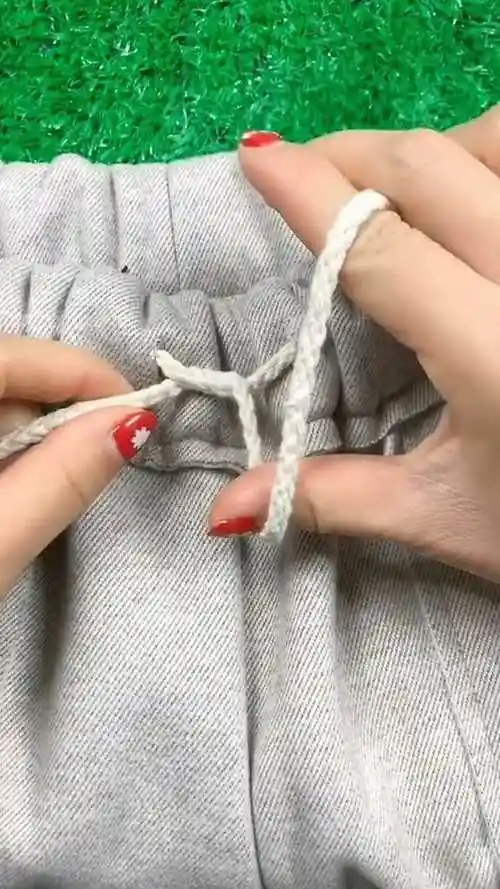 运动裤上的蝴蝶结应该怎么系今天我来教你们吧