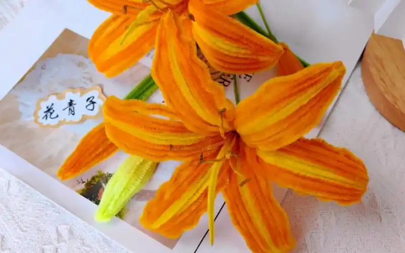 【坚持每天做一支花】第18天:扭扭棒萱草花教程!