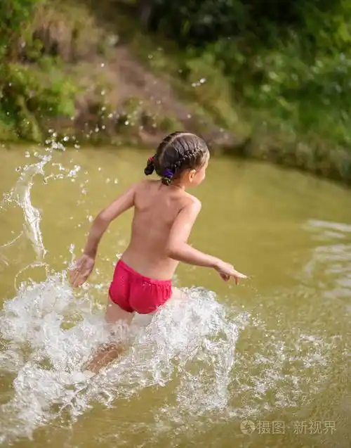 笑着的小女孩在湖边玩