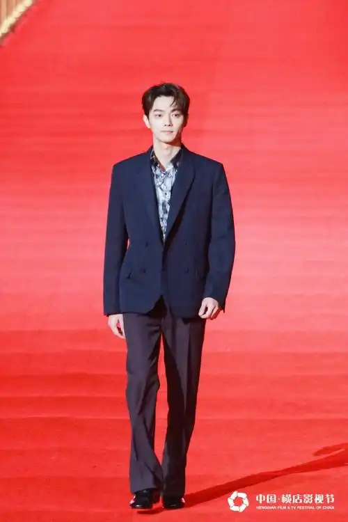 文荣奖红毯##把许凯关在横店多拍古装