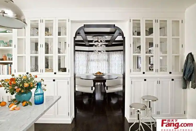 简单厨房与餐厅隔断效果图