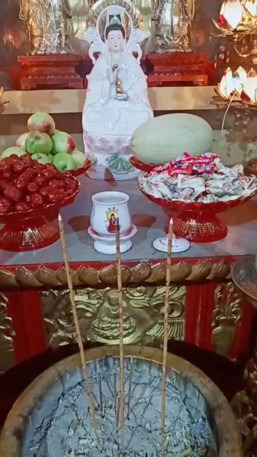 供品及佛像背后真正的意义  第一是:报恩.