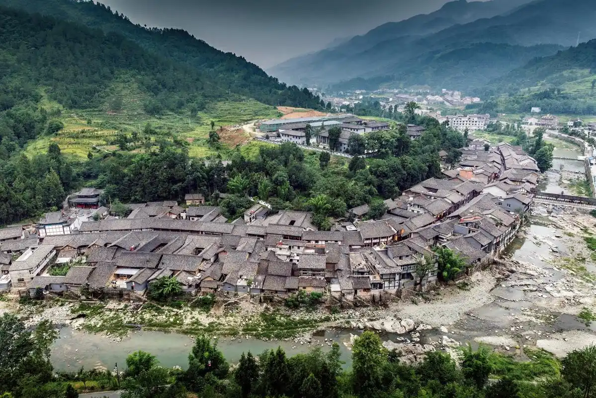 陕西秦岭深处的古镇里,一位老伯专门"平事",大家都很信任他