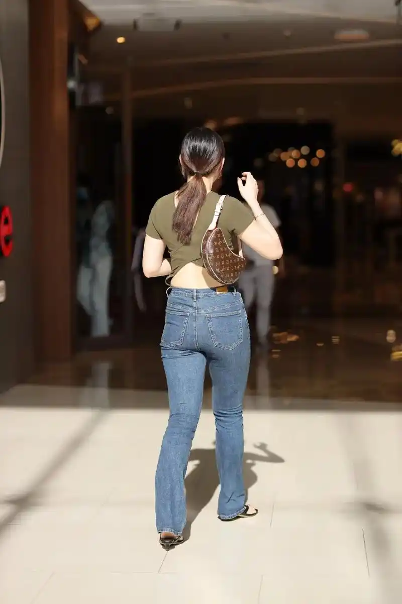 微胖女人 #紧身牛仔裤 #背影 - 抖音