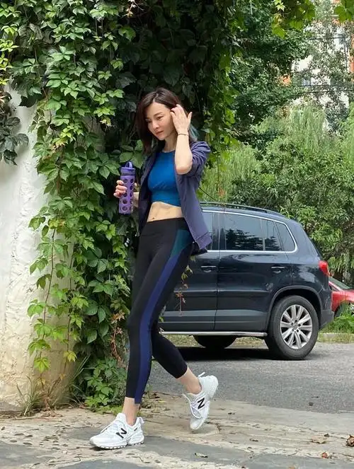 刘孜的身材比例绝了,运动外套搭配瑜伽裤,细腰长腿真抢眼又抢镜