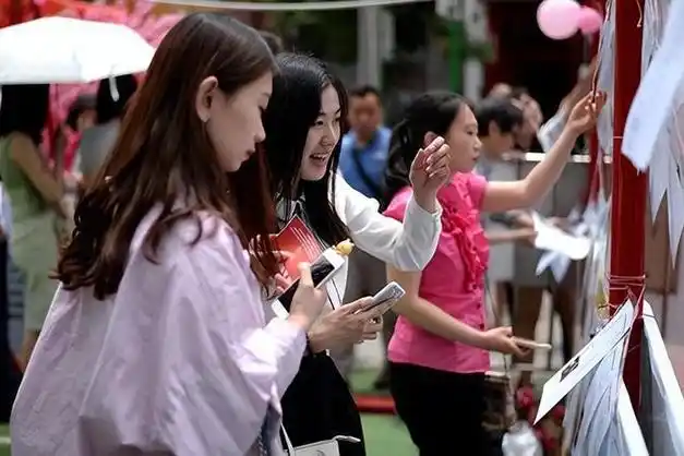 当下在大学毕业生中有一种奇怪的现象