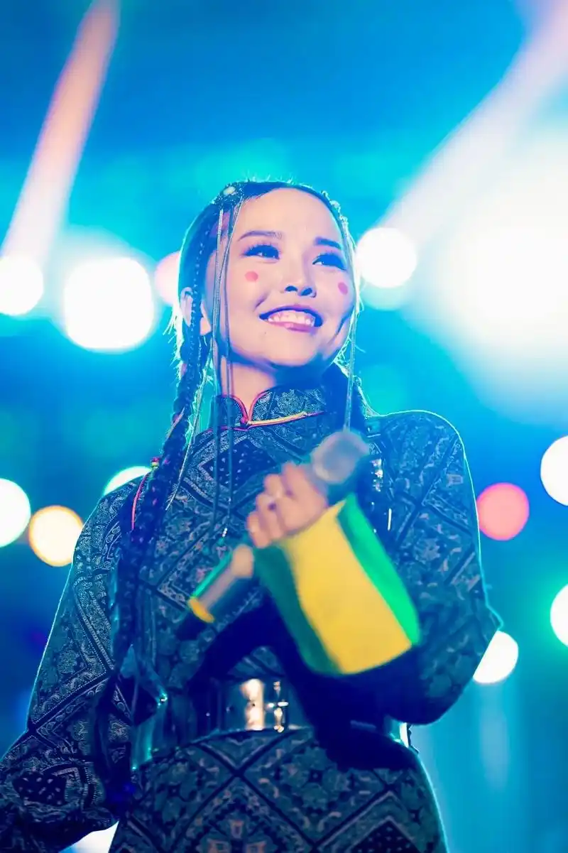 苏门花演出照.92一只手拿着麦克风,另一只手"指导"自己唱歌 - 抖音