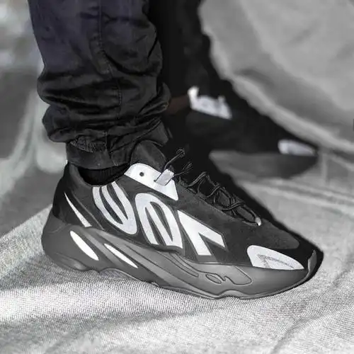 yeezy500时隔半年回归接下来一个月要发四双yeezy