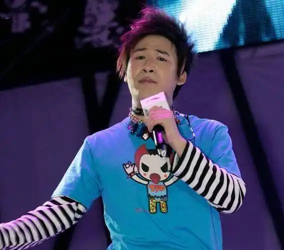 因为大张伟年龄大一些,所以老师叫他大张伟,另一个同学叫小张伟