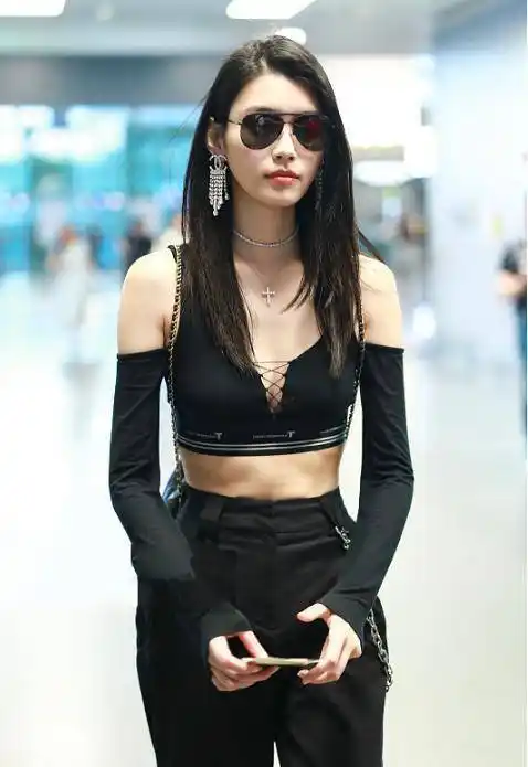 奚梦瑶产后复工霸气依旧!