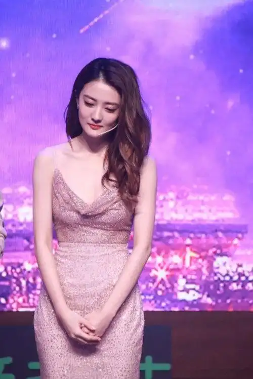 26岁徐璐好可爱粉色礼服裙清新甜美不愧是新晋花旦