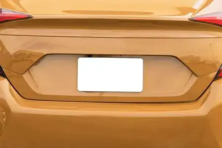 金色汽车上的空白白色车牌,有复印空间照片