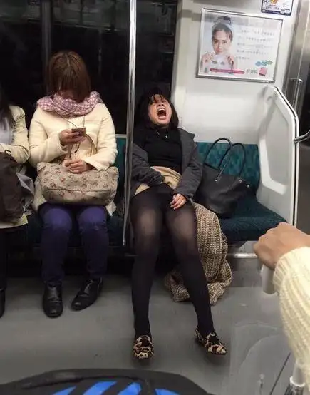 周一搞笑内涵图妹子的床好大