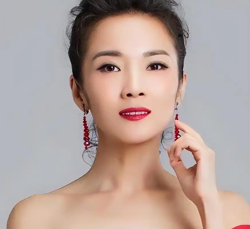 管彤:幸福的主持人 管彤,央视主持人,幸福的妻子和母亲,用她的主持