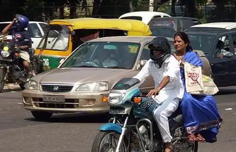 在印度旅游,基本上没有人骑自行车,倒是有很多人骑摩托车.