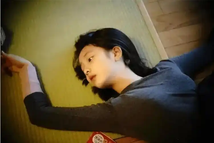 甚至有黑子造谣黄多多因为在学校的图书馆里做不雅的事情而被开除