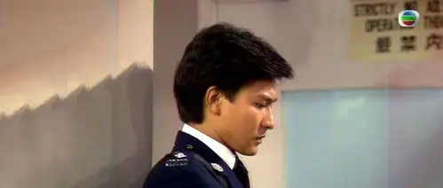 17岁考上无线的训练班认识了四哥和发哥,1982年首播剧《猎鹰》的男