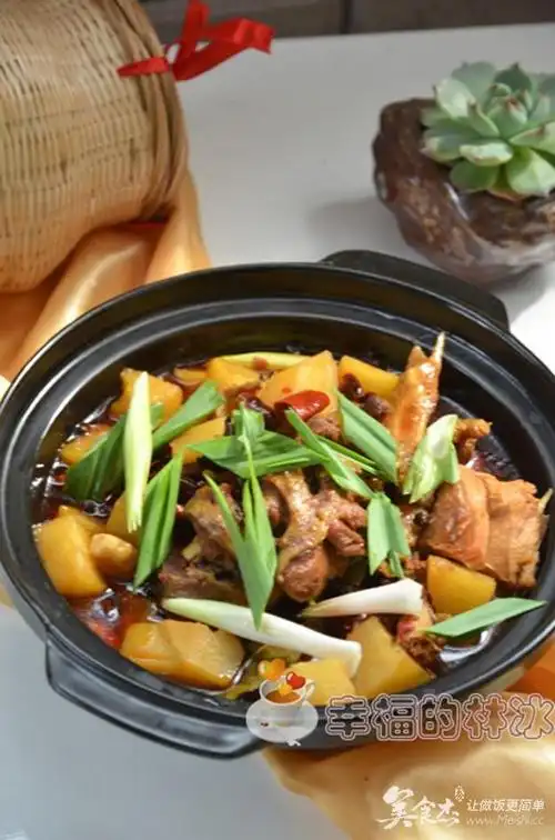 美味与颜值并存砂锅土豆炖柴鸡