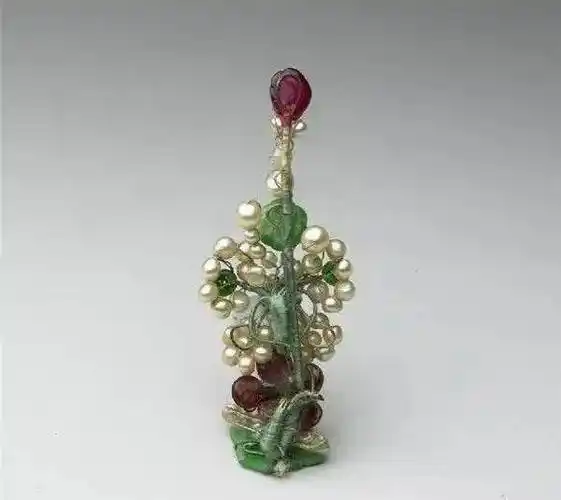 清 珠翠宝石金簪△清 玉片金炼扁坠△清 金嵌珠宝戒指△清 金珀朝珠