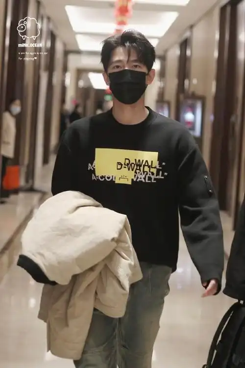 杨洋喜临门品牌代言人##杨洋单手抱外套