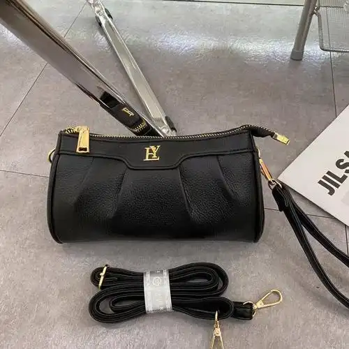 2022年雅蒂尔新款女士手提斜挎两用小包新品软料潮流百搭时尚版包