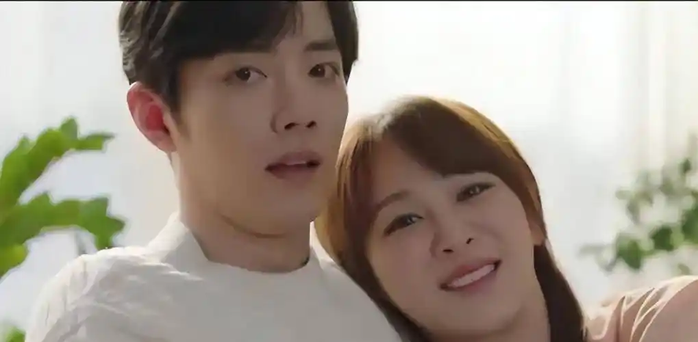 肖战对女艺人的态度,和李沁保持距离,见到杨紫主动"揽在怀里"_感觉