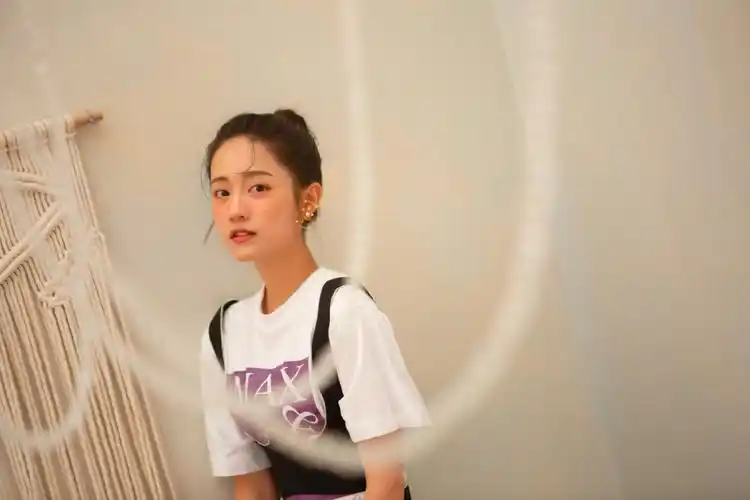 郑湫泓麻雀妆写真图片,分享一组郑湫泓图片给大家,图中的明星图片壁纸