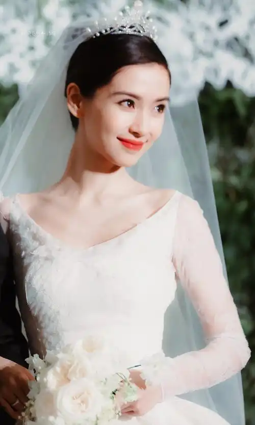 angelababy超话#angelababy#angelababy | 0707"洁白的婚纱手捧着