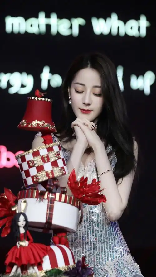 迪丽热巴生日会造型
