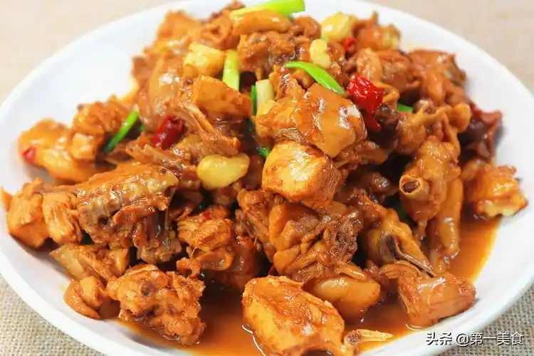 做农家小炒鸡,不要直接焯水!教你炒鸡的正确方法,鸡肉鲜嫩入味不发柴