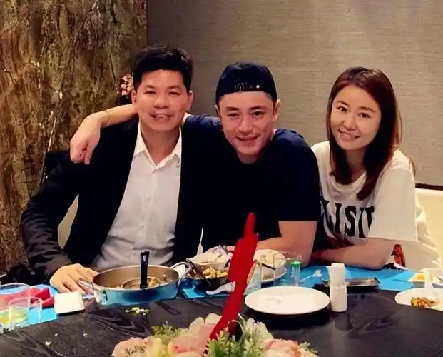 林心如为爸爸举办生日宴,霍建华招呼亲朋好友,曝温馨全家福_女儿_头发