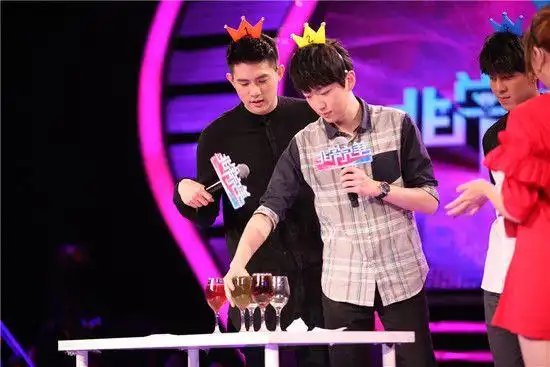 《非常完美》男嘉宾互戴皇冠 林非比邂逅花雨恋