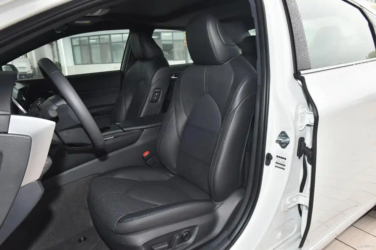 2023款丰田亚洲龙:配2.0l大自吸 cvt变速箱,综合油耗6.11l