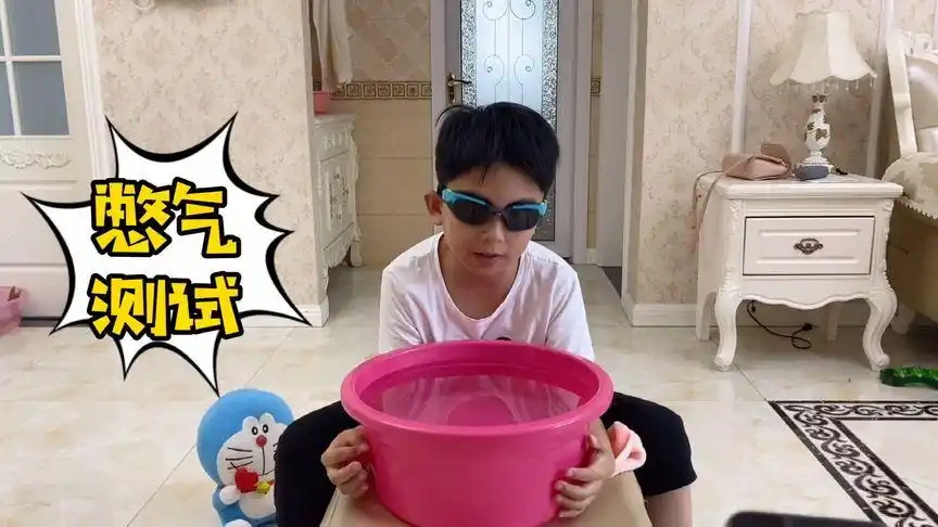 好奇心大作战熙熙挑战在水盆里憋气测试能坚持多少秒