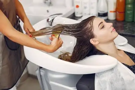 在发廊洗头的女人照片