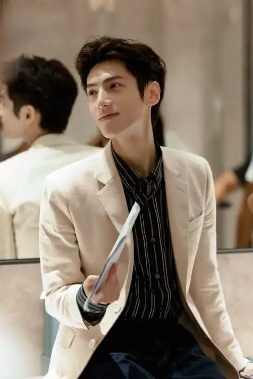 最喜欢的现代装造型罗云熙的现代装,有青涩少年气的学生装扮,有西装