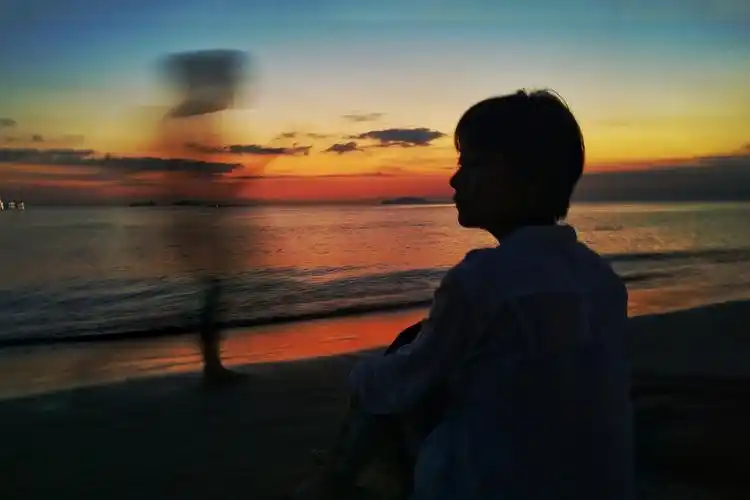 一个人,眺望大海和天空