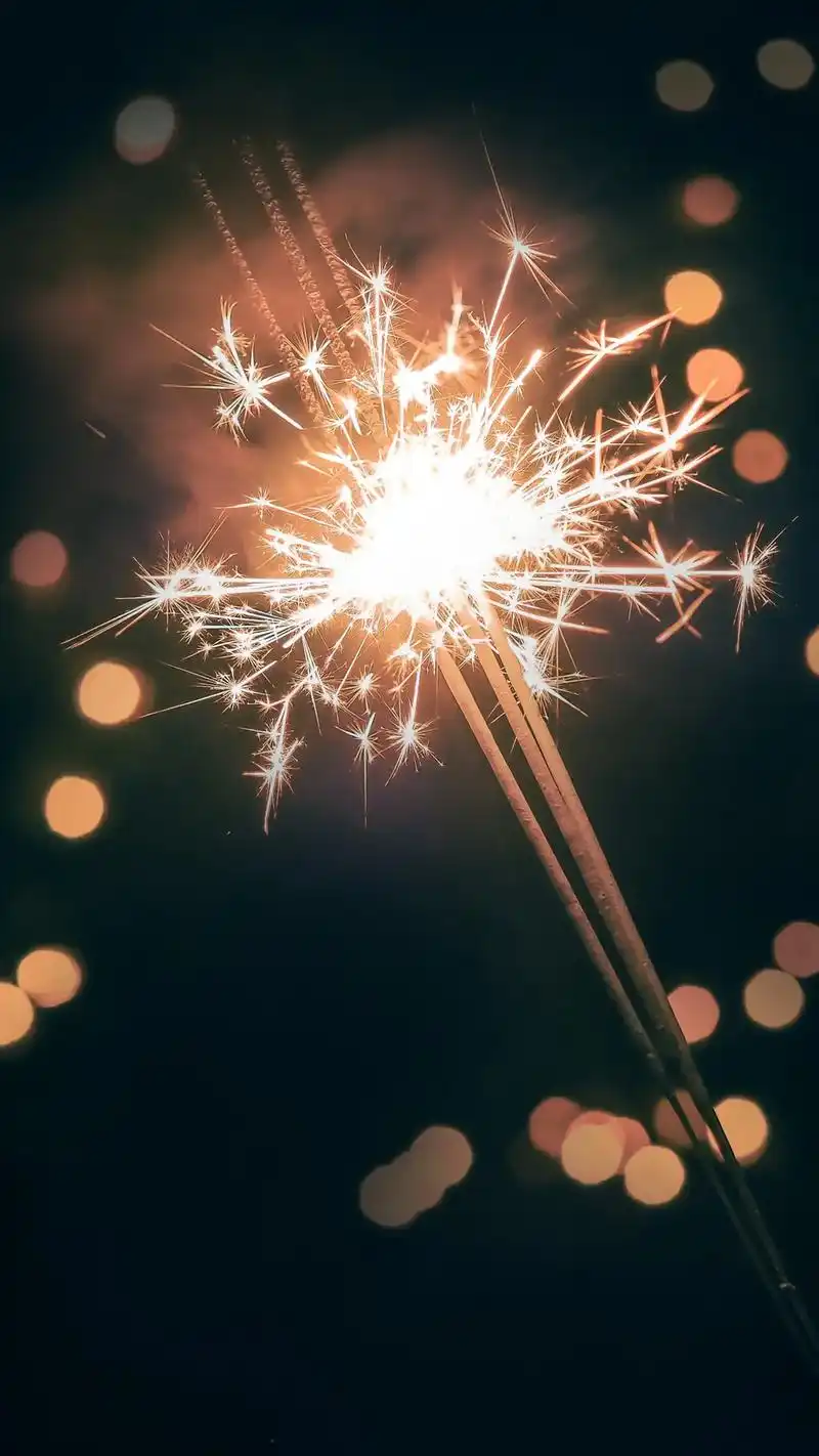 当烟花绽放的那一瞬间,赶紧对天空许个愿吧#烟花再美只是瞬间  - 抖音