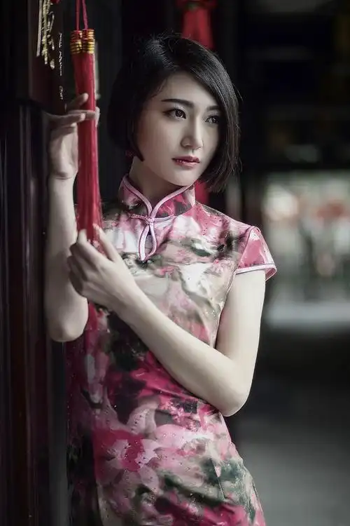 俊俏短发美女穿出旗袍另类美!