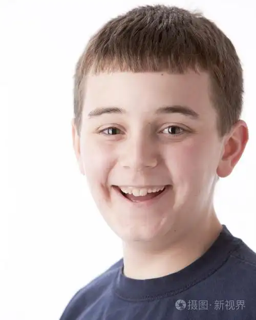 真实白种人微笑的小男孩与棕色的头发和棕色的眼睛