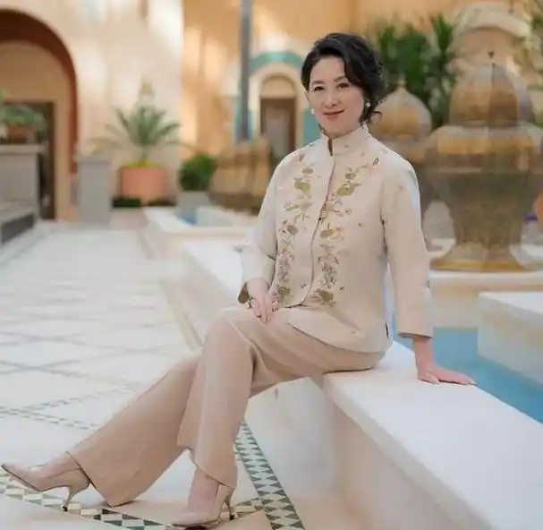 说到香港的女富豪,那么第一女富豪就是甘比,第二女富豪就是何超琼了.