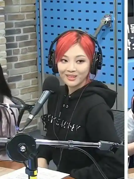 可是她做搞笑表情的时候真的很社牛哈哈哈哈哈哈哈#宁艺卓infp#追你不