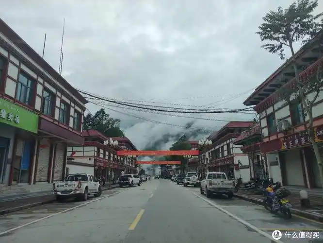 墨脱县城,这里海拔是西藏最低的地方,最低处600米.