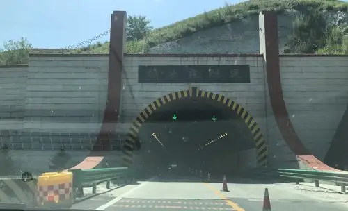 小歇一会儿后继续上京藏高速,路过呼市,换国道g110,穿过卓资县的福