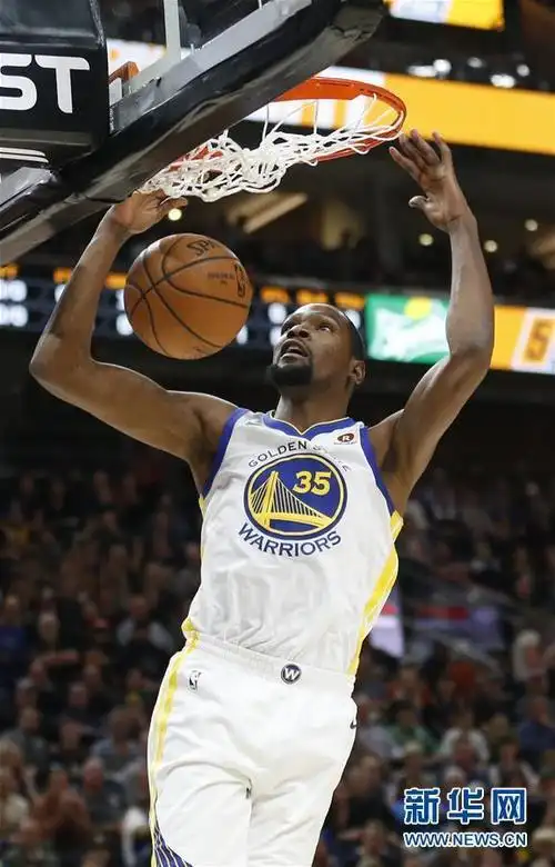 1月30日,勇士队球员杜兰特在比赛中扣篮. 新华社/美联