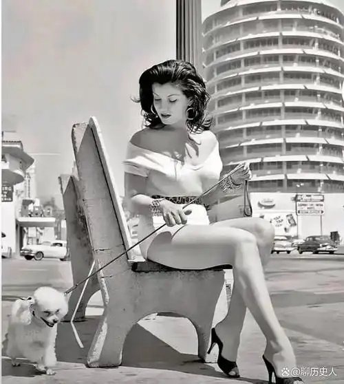 1951年,25岁的玛丽莲.梦露悠闲地靠在一台高级小轿车上.