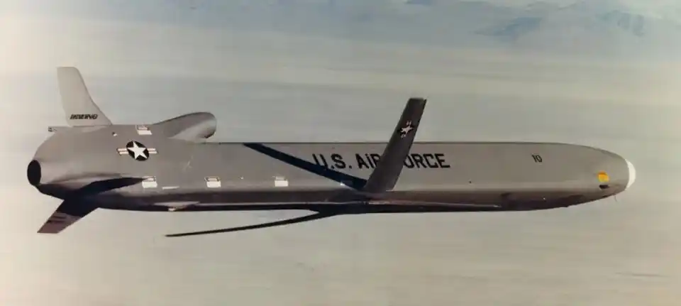 飞行过程中的agm-86b空射核巡航导弹(图片来源于:网络)美国媒体劝前