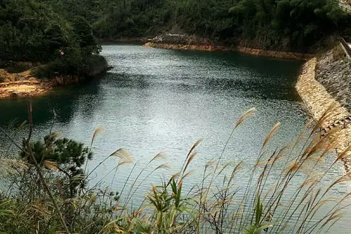 同安军营村七彩池 ,池水碧蓝茶园美如画(副本)